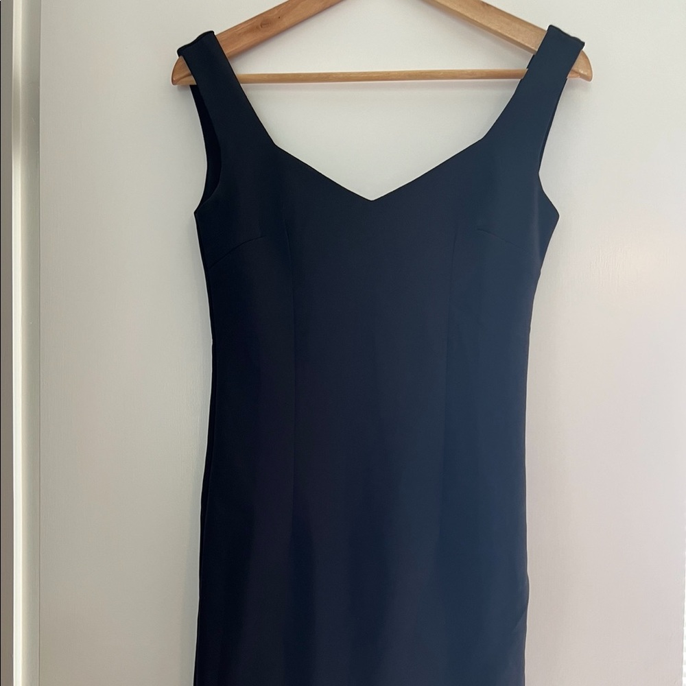 Hervelvetvase | little black cocktail dress w/ ruffle
